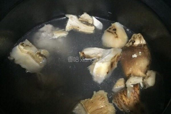 野生大花菇煲排骨汤的做法图解3