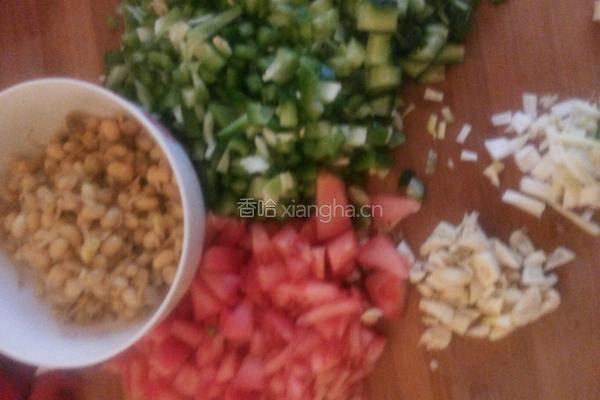 蒜容三色炒饼的做法图解1