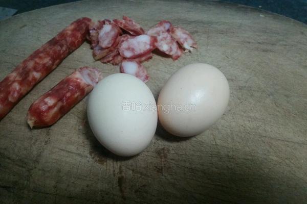 香肠鸡蛋饭的做法图解1
