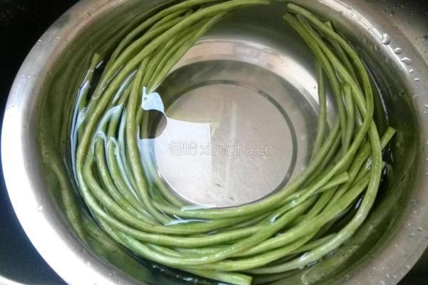 酸辣豆角的做法图解2