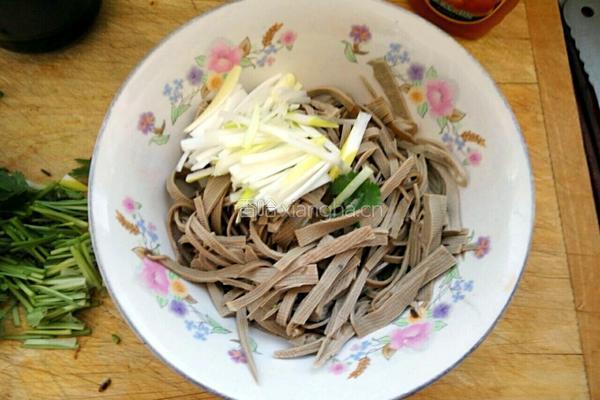 凉拌三河豆腐丝的做法图解2