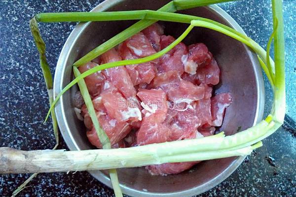 红烧片片肉汤的做法图解1