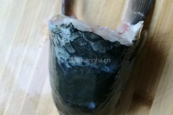 剁椒鱼头的做法图解1