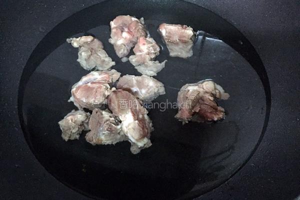 猪骨黄豆苦瓜汤的做法图解2