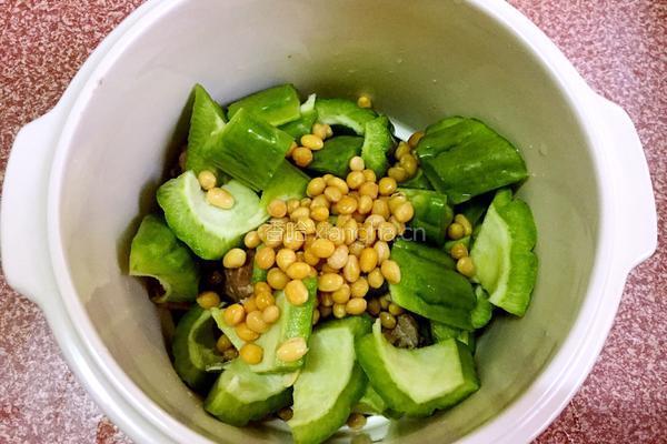 猪骨黄豆苦瓜汤的做法图解4