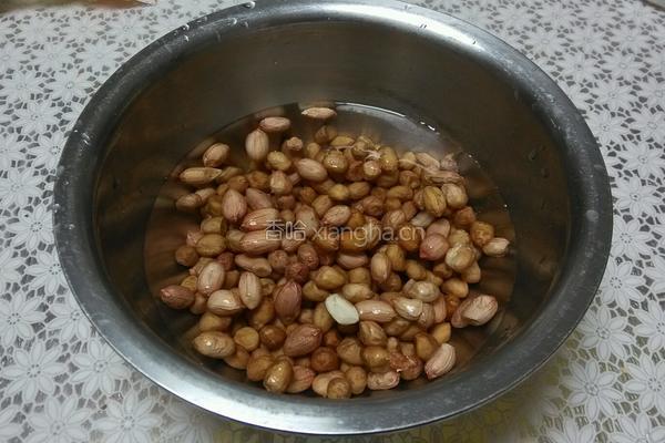 水煮五香花生米的做法图解1