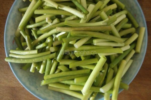 肉片炒蒜苔的做法图解1