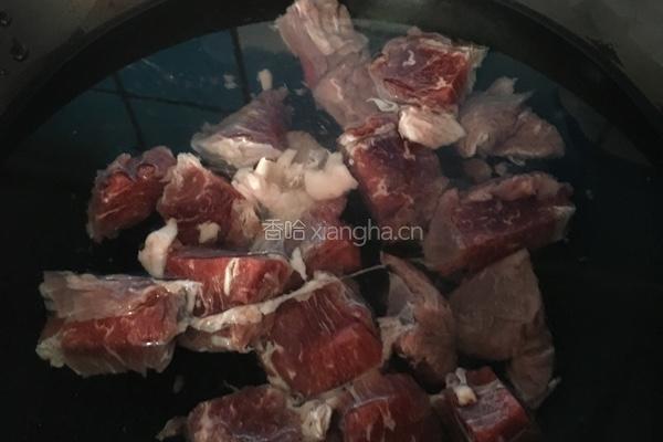 西红柿炖牛腩的做法图解3