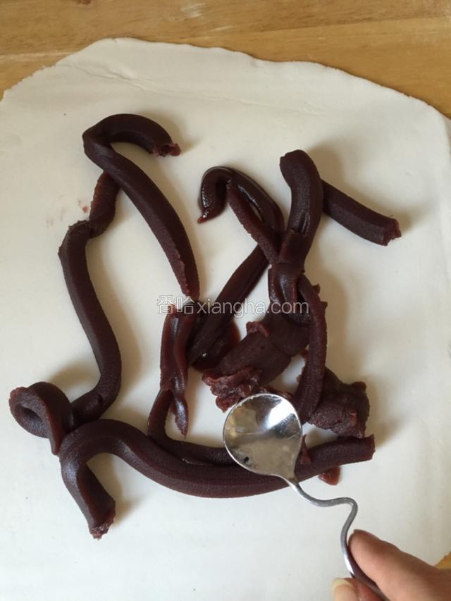 挤上豆沙馅儿。