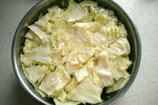 包菜炒五花肉的做法图解4