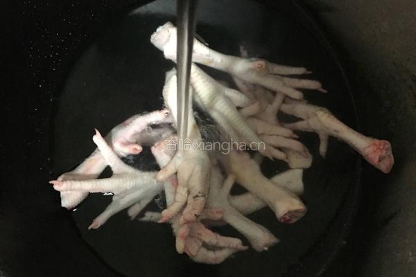 泡椒凤爪的做法图解1