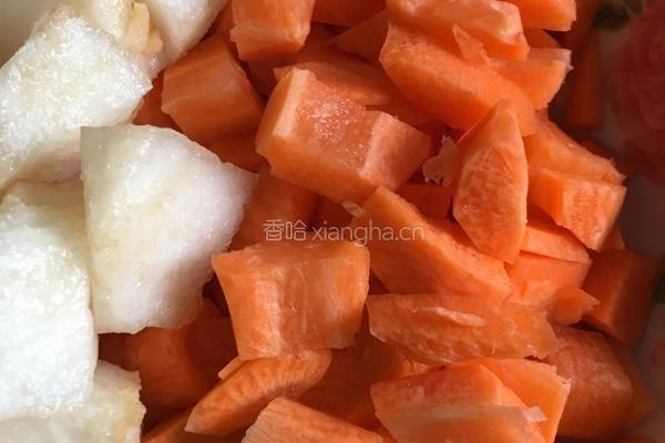 胡萝卜雪梨汁的做法图解1