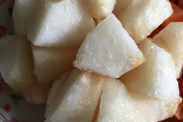 胡萝卜雪梨汁的做法图解2