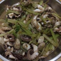 芹菜炒章鱼的做法[图]