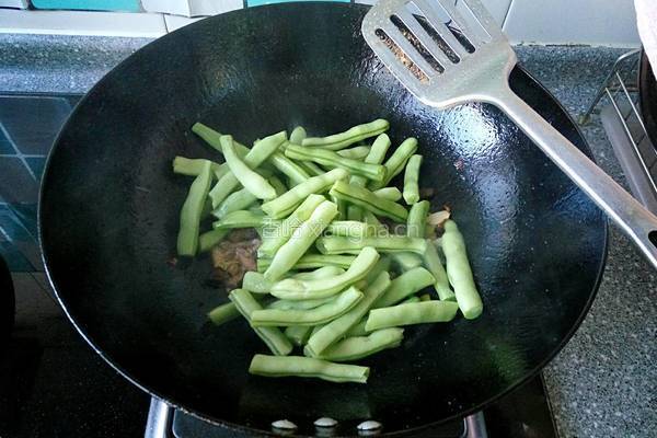 干煸豆角的做法图解5
