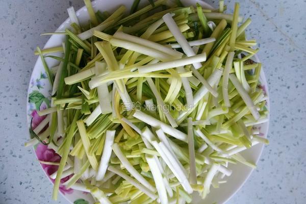 蒜苗炒鸡蛋的做法图解1