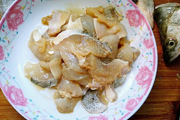 家常酸菜鲈鱼的做法图解5