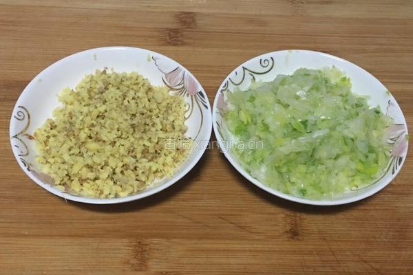 萝卜猪肉水饺的做法图解1