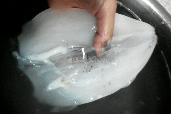 鱿鱼爆炒西芹的做法图解3