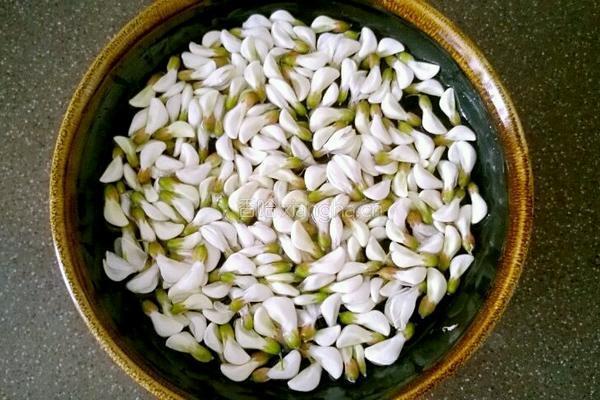槐花鸡蛋饼的做法图解1
