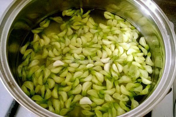 槐花鸡蛋饼的做法图解2