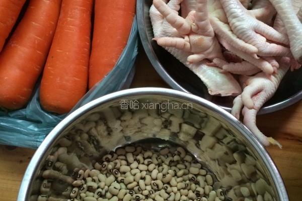 胡萝卜眉豆鸡爪汤的做法图解1
