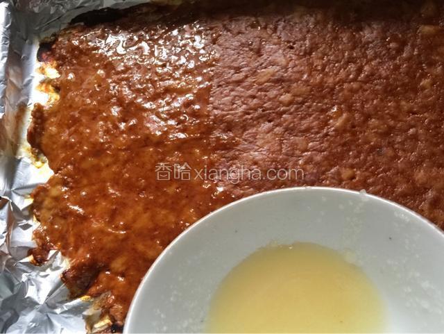 烤制10分钟后涂蜂蜜水（蜂蜜加几滴水调和一下）