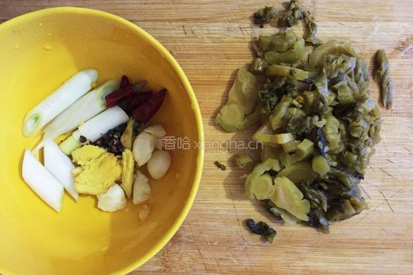 酸菜烧鲫鱼的做法图解2