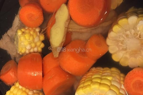 龙骨玉米红萝卜汤的做法图解4