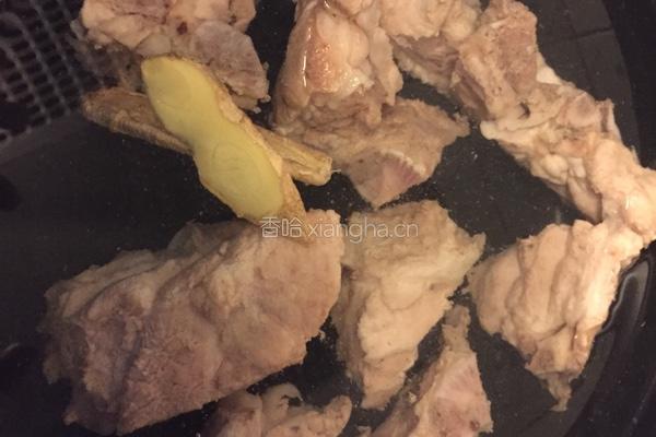 龙骨玉米红萝卜汤的做法图解2