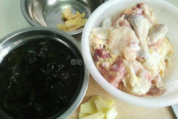 木耳炖鸡汤的做法图解1