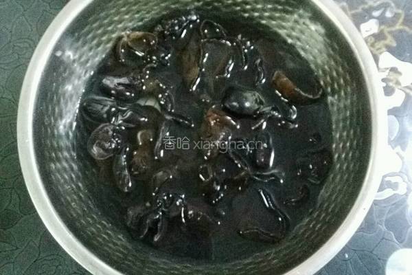 木耳炒牛肉的做法图解1