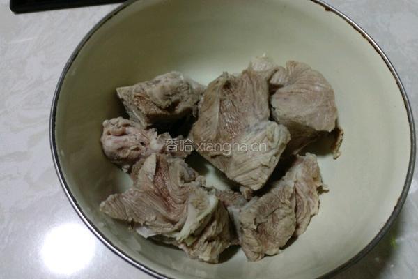 莲藕脊骨汤的做法图解2