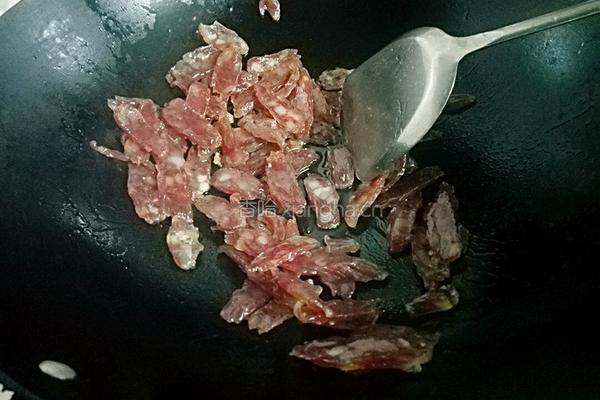 蒜心炒腊肠的做法图解3