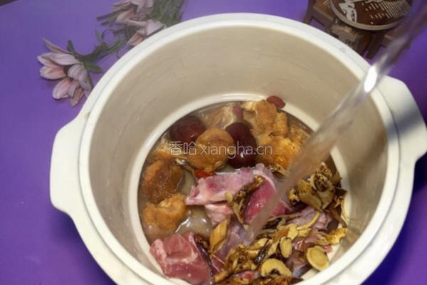 猴头菇黄芪红枣炖龙骨汤的做法图解2