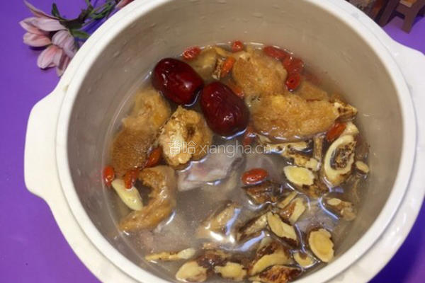 猴头菇黄芪红枣炖龙骨汤的做法图解3