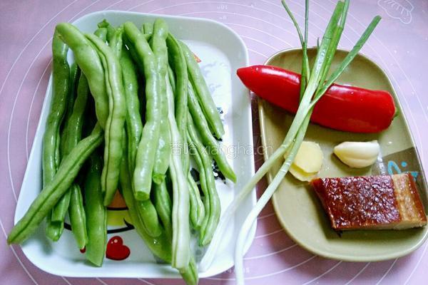 腊肉小炒四季豆的做法图解1