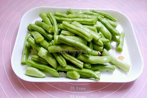 腊肉小炒四季豆的做法图解2