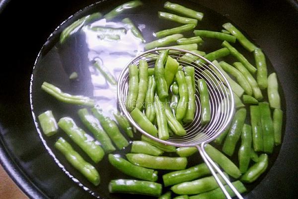 腊肉小炒四季豆的做法图解3
