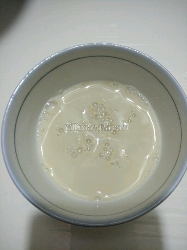 平时吃饭的勺取一勺酵母，用三十度左右温水化开（水少点儿，面粉不多）