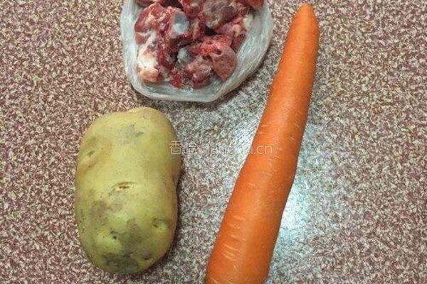 猪骨土豆胡萝卜汤的做法图解1