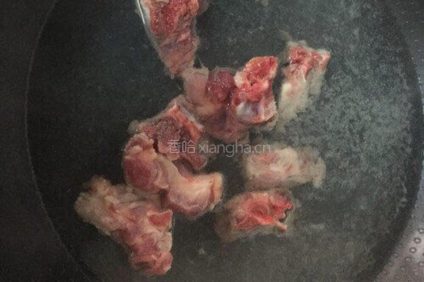 猪骨土豆胡萝卜汤的做法图解2