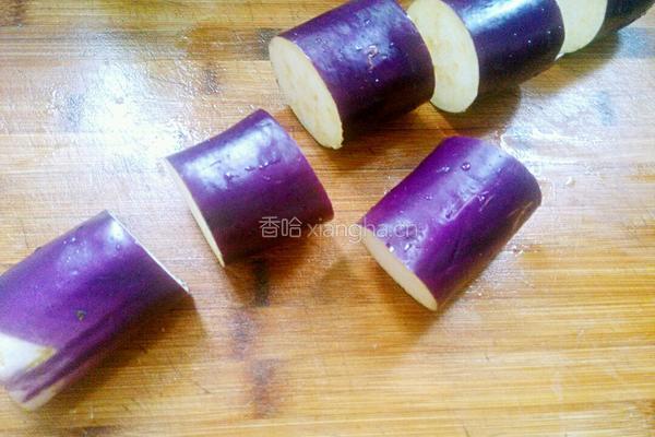 豆瓣酱烧茄条的做法图解1