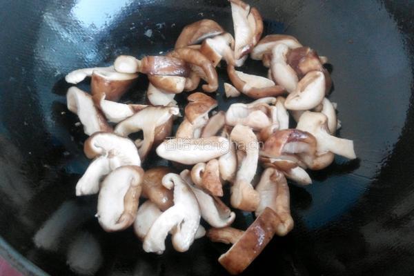香菇炒油菜的做法图解3