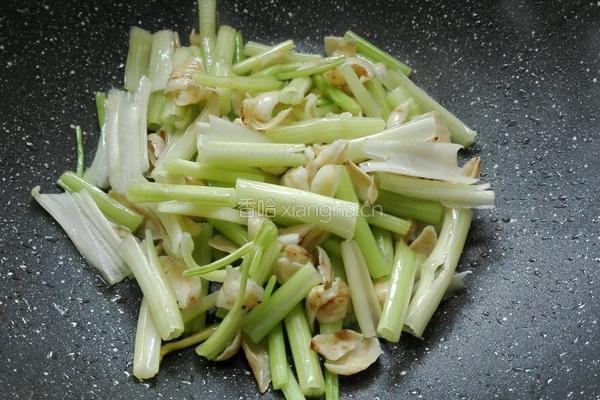 百合枸杞炒西芹的做法图解8