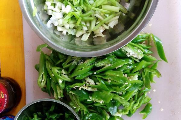 香芹辣炒手撕菇的做法图解2