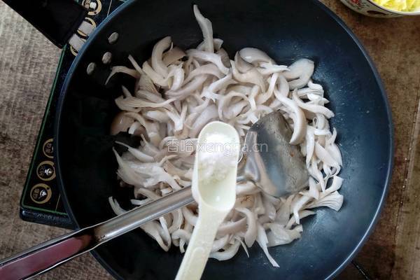 香芹辣炒手撕菇的做法图解3