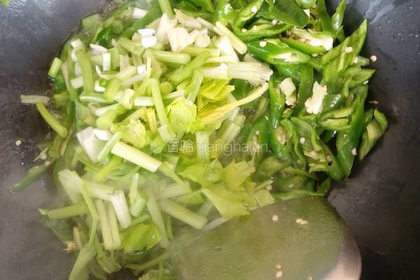 香芹辣炒手撕菇的做法图解5