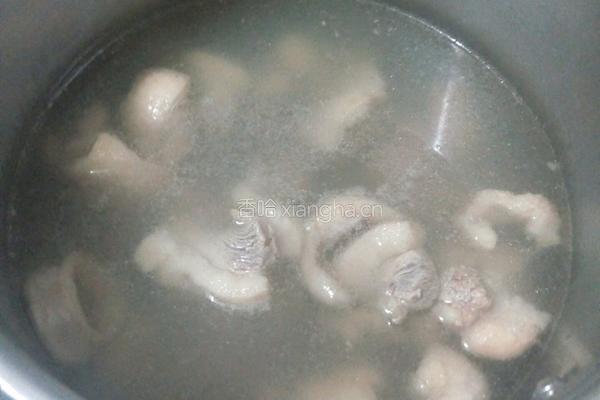 荸荠酸菜鸭肉汤的做法图解3