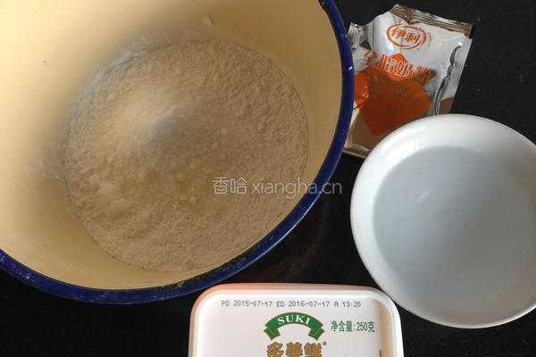 鸡蛋黄油小面包的做法图解1